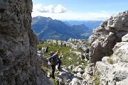 77 In discesa tra roccioni con vista verso il Grignone e la Valsassina 